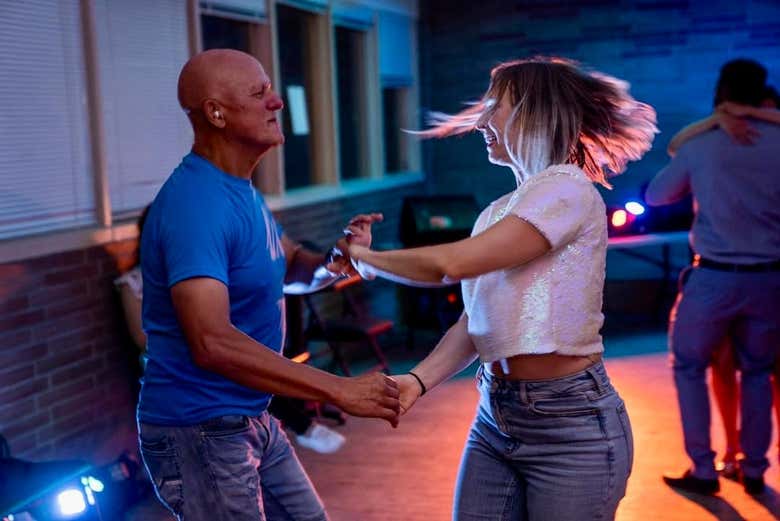 Homem e mulher praticam a salsa em salão