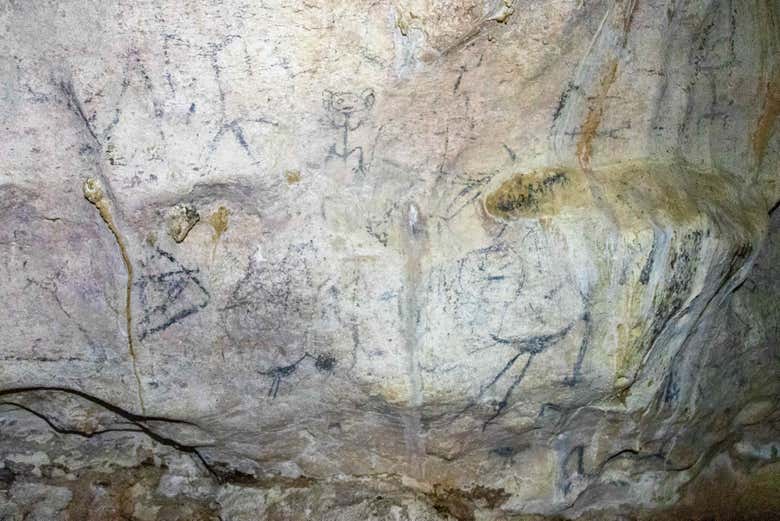 Pittogrammi e petroglifi indigeni in una grotta