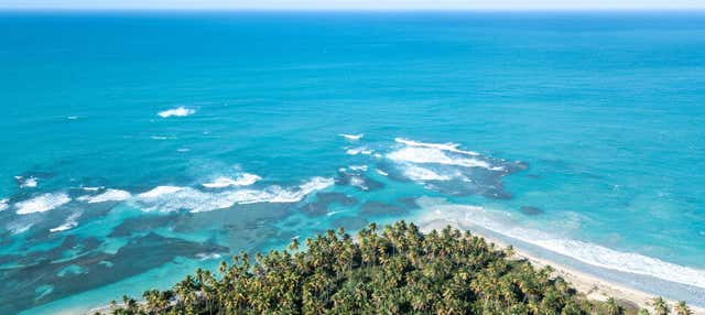Excursão de catamarã à Playa Esmeralda e Montaña Redonda