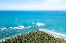 Excursão de catamarã à Playa Esmeralda e Montaña Redonda