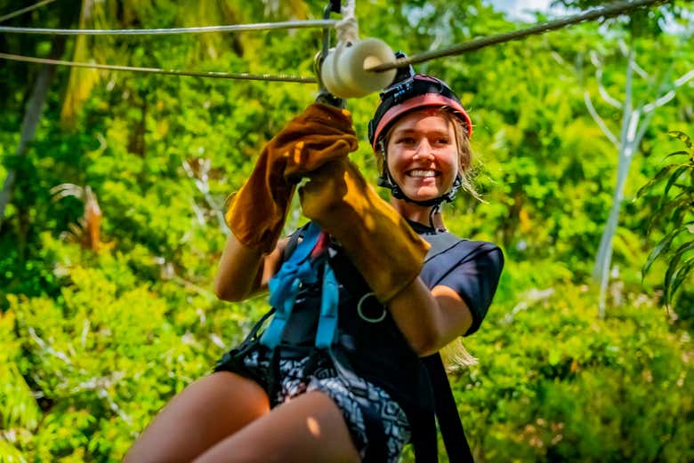 Os deslizaréis en tirolina entre la selva