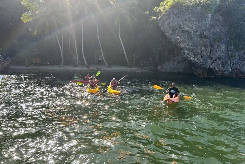Remando verso una spiaggetta