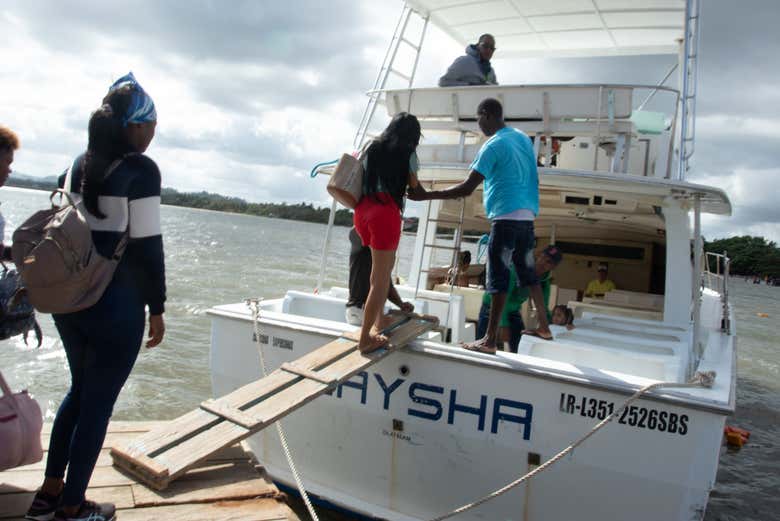 Subiendo al ferry para ir a Sabana de la Mar