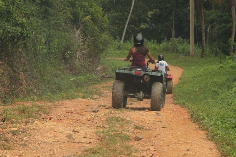 Disfrutando del tour en quad por Samaná