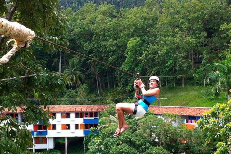 Disfrutando de la tirolina en la Montaña Redonda