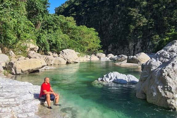 Un hombre disfrutando de la ruta de senderismo en Muchas Aguas