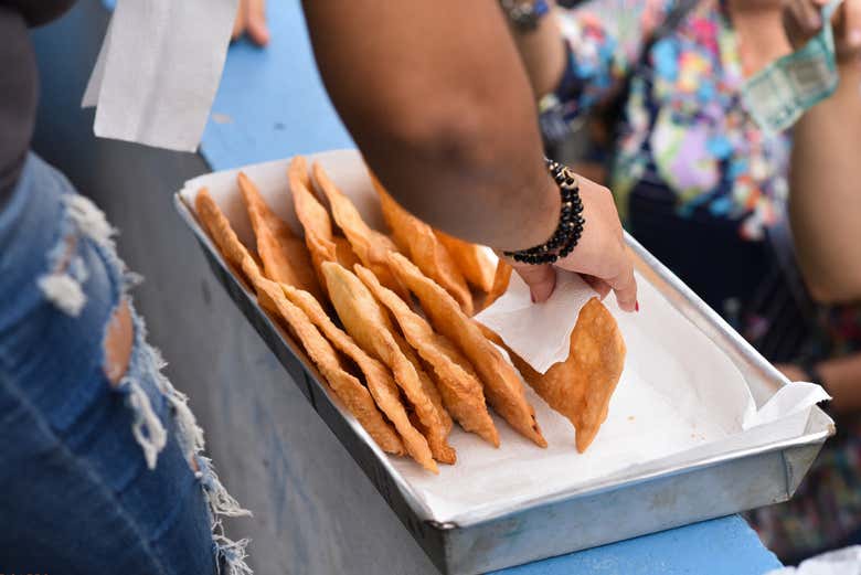 Degustando empanadas dominicane
