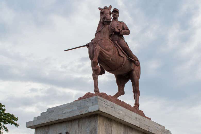 Il generale Gregorio Luperón a cavallo