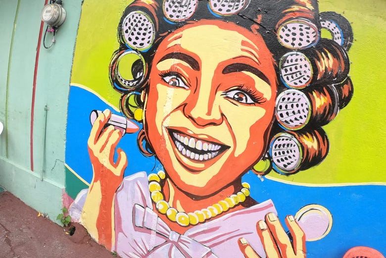 Colorido mural en el barrio de Los Pepines