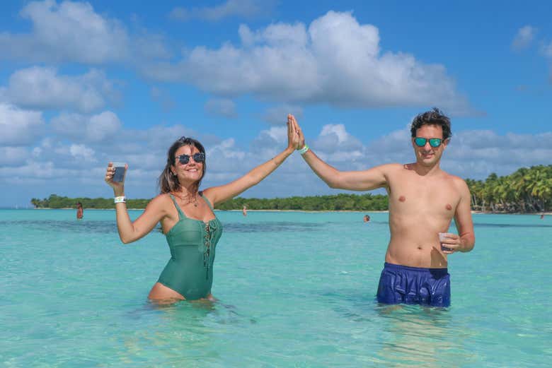 Baño en las aguas cristalinas del Caribe