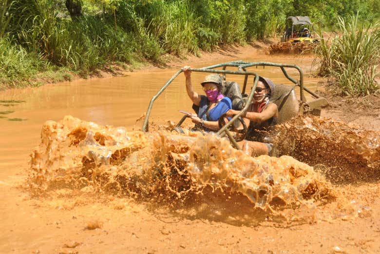 Recorreréis en buggy los alrededores del río Chavón