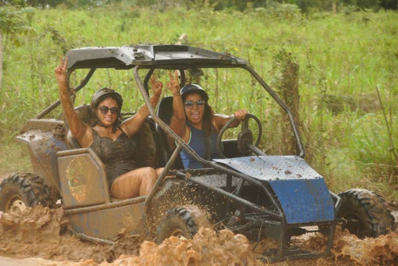 Dos amigas disfrutando del tour en buggy