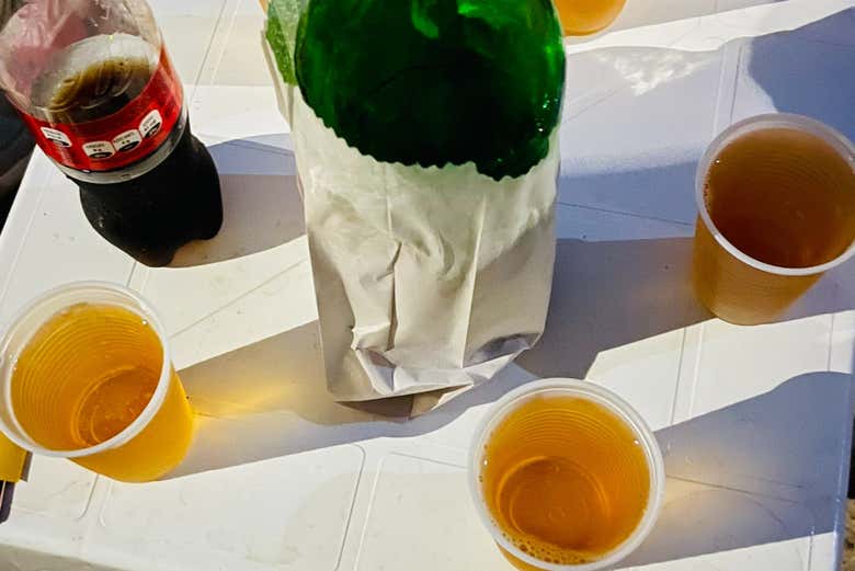 Disfrutando de unas bebidas durante el Pub Crawl