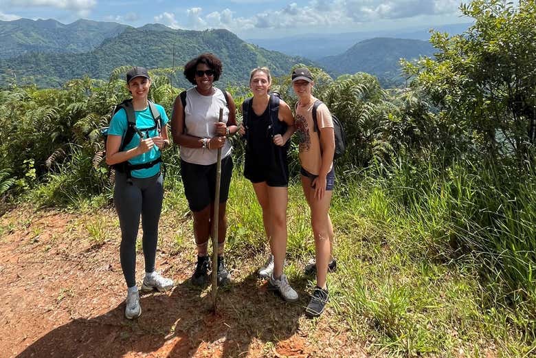 El grupo durante la ruta de senderismo