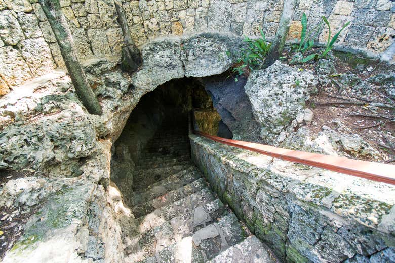 Escaleras hacia las cuevas de los Tres Ojos