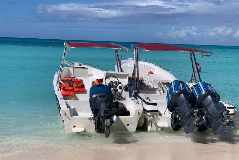 Bateaux à moteur sur l'île de Saona
