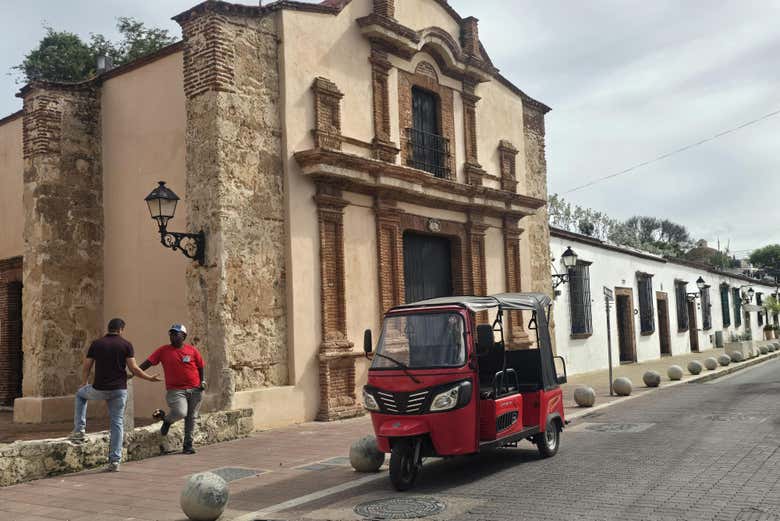 Recorreremos en tuk tuk la Ciudad Colonial de Santo Domingo