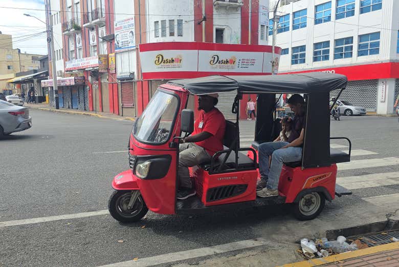 Disfrutando del tour en tuk tuk por Santo Domingo
