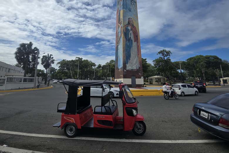 Pasando junto al obelisco del Malecón