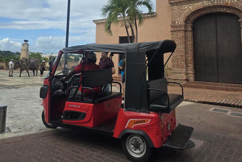 Tuk tuk preparado para recorrer la Ciudad Colonial