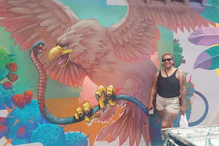 Posando em frente a um mural nos arredores de Santo Domingo