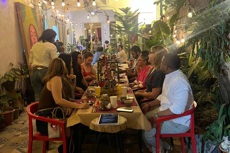 En una de las paradas del Pub Crawl en Santo Domingo