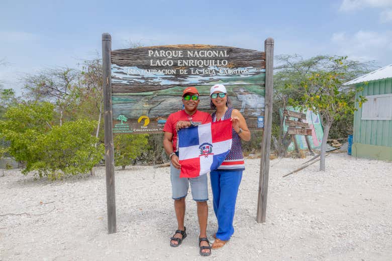 Una pareja llegando al Parque Nacional Lago Enriquillo