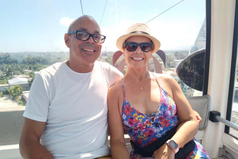 Um casal viajando de teleférico