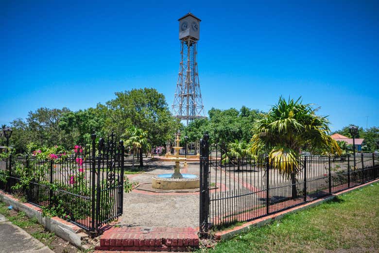 El parque frente a la torre del reloj