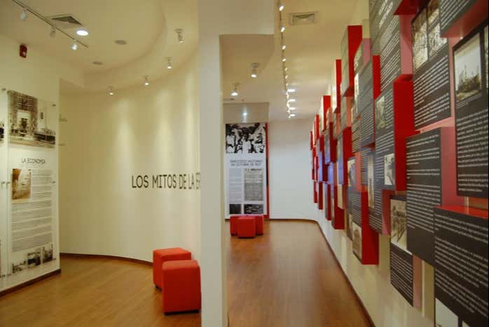 Un des couloirs du musée avec des panneaux explicatifs