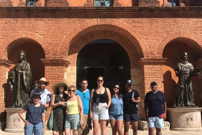 Posando ante la Catedral Castrense de Santa Bárbara
