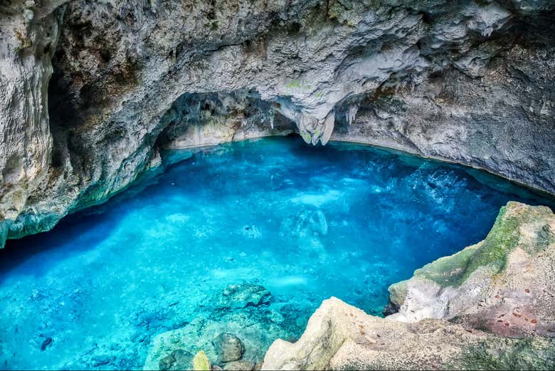 Impresionante tono turquesa de las lagunas de los Tres Ojos