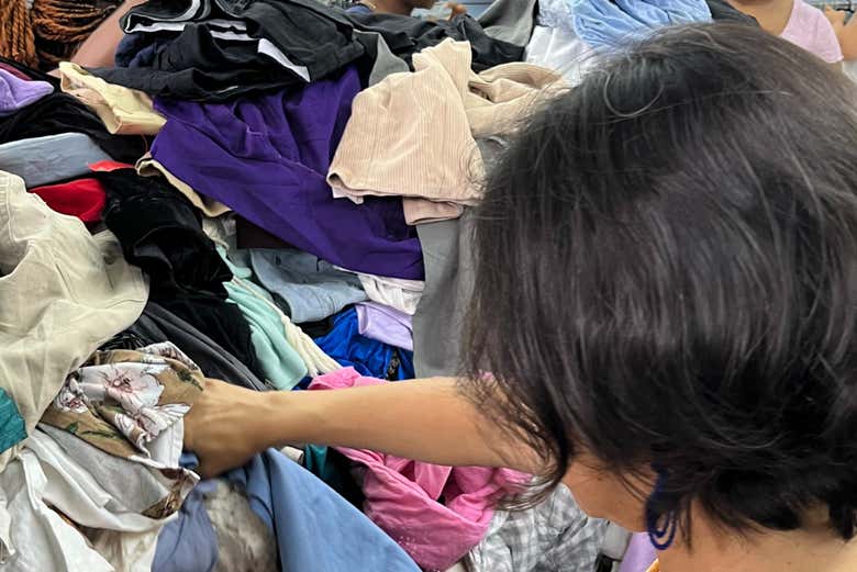 Vous verrez des stands de vêtements d'occasion ou de « Pacas »