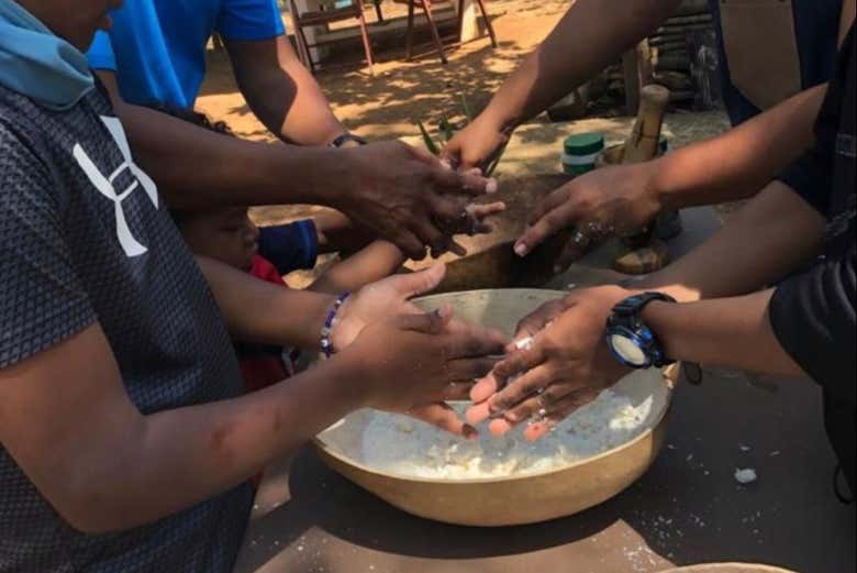 Preparando o casabe de mandioca