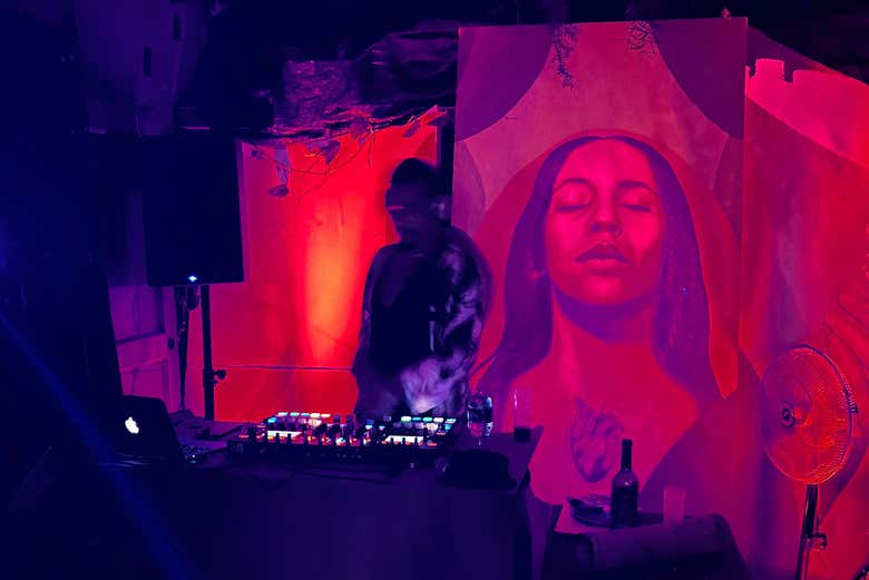 Un DJ amenizando en uno de los lugares que visitaremos