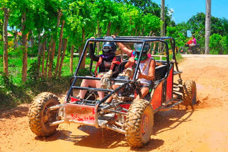 Recorriendo los caminos de Punta Cana en buggy