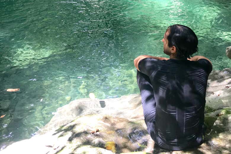 Contemplez l'endroit où la cascade déverse ses eaux