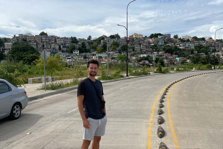 Vista de las casas coloridas frente al río Ozama