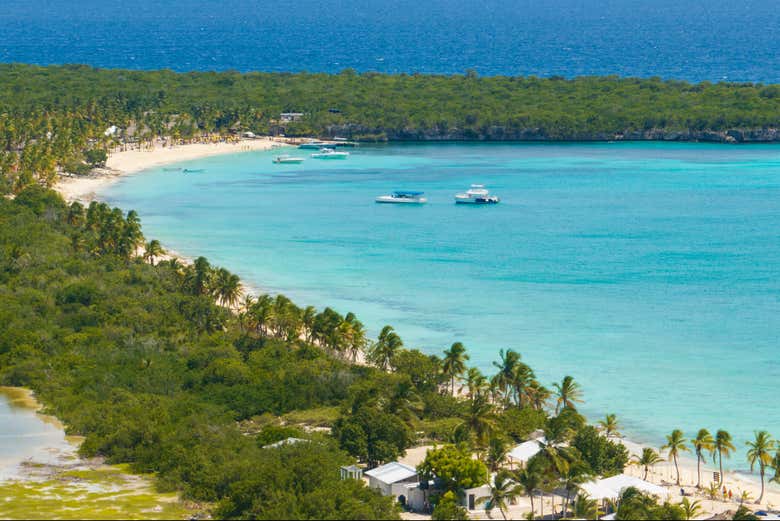 Spend time on the beaches of Catarina Island