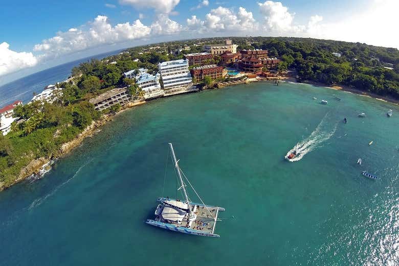 El catamarán cerca de la costa de Sosúa