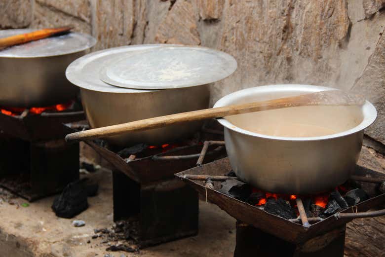 Cuisson traditionnelle au charbon de bois