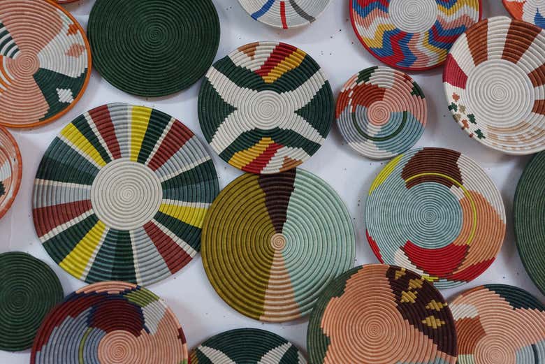 Motifs colorés de l'artisanat local
