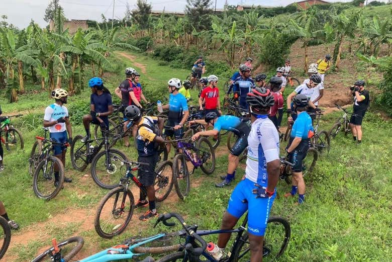 Groupe de touristes traversant Kigali à vélo
