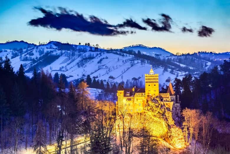 Il castello innevato e illuminato