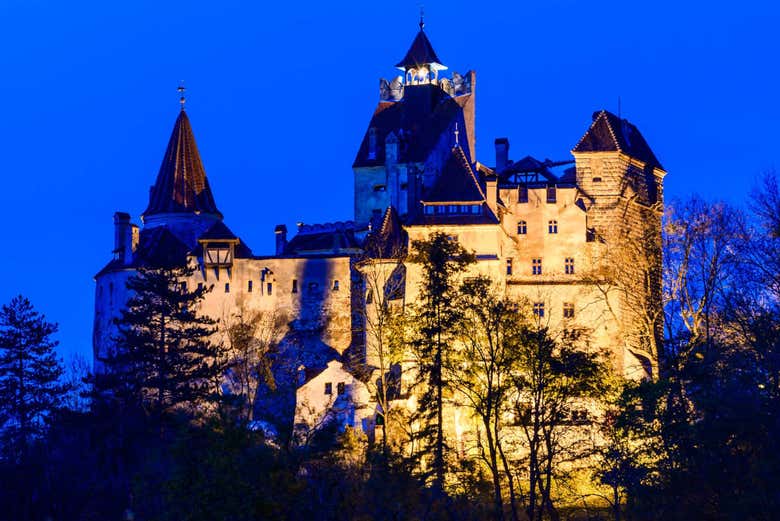 Castelo de Bran, a fortaleza do Drácula, ao anoitecer