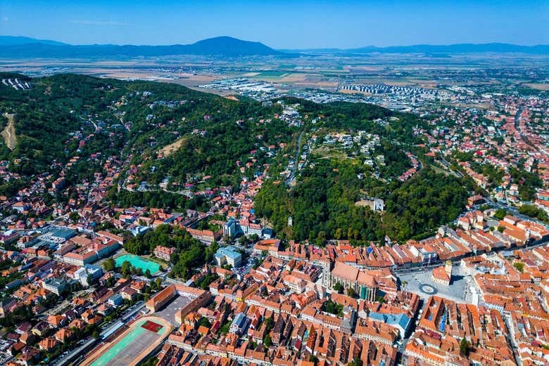 Vista aérea panorámica de la ciudad de Brasov