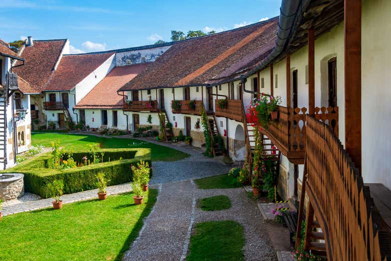 Cortile interno della chiesa fortificata di Hărman