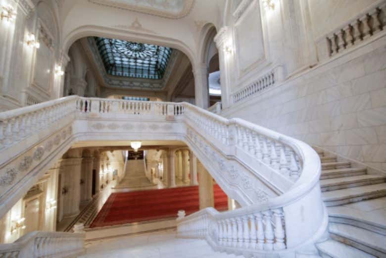 Escaleras en el interior del Parlamento de Bucarest