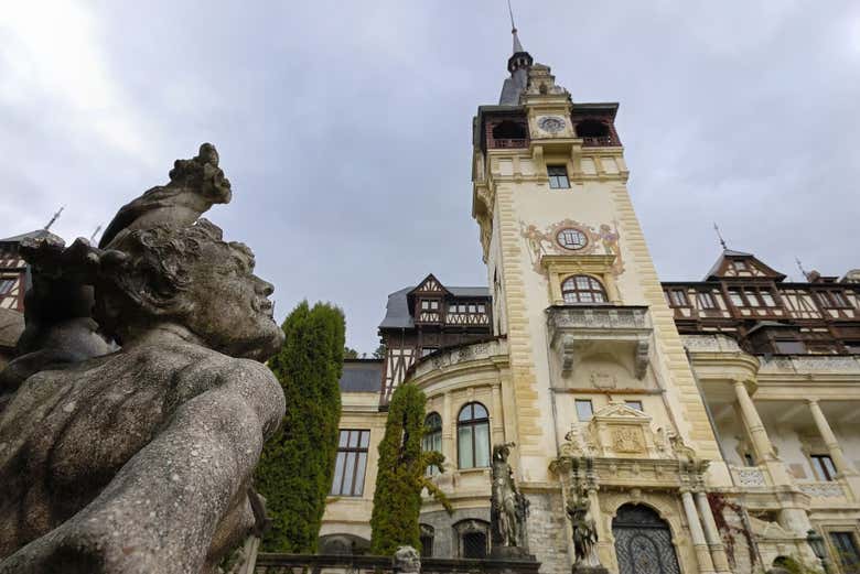 Estatua de piedra frente a la torre principal de Peles