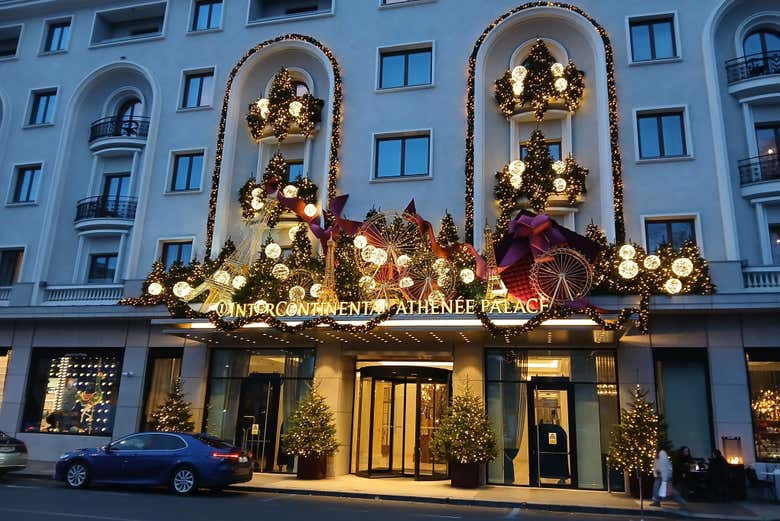 Admire the beautiful Christmas decoration in the city